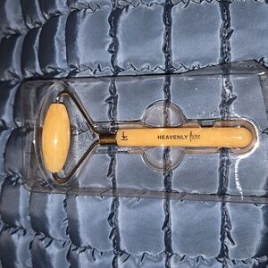 New IT Cosmetics Heavenly Luxe Facial Roller Beauty Tool NIP